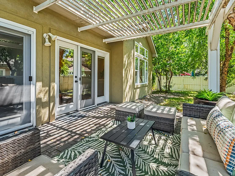 246 W Colchester Dr — Photo 47