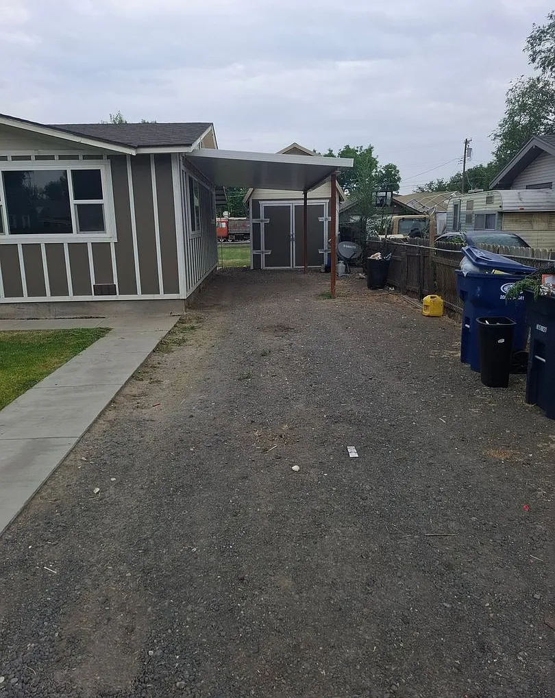 3 Bed, 2 bath house with carport — Photo 2