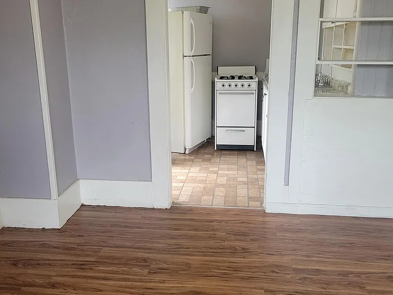 995 W 2nd St #1 — Photo 3