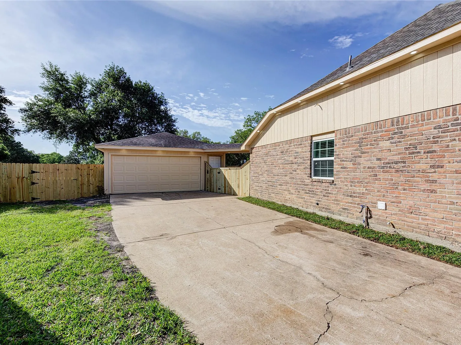 3 bed, 2.5 bath, 1948 sqft, $2,500 — Photo 3