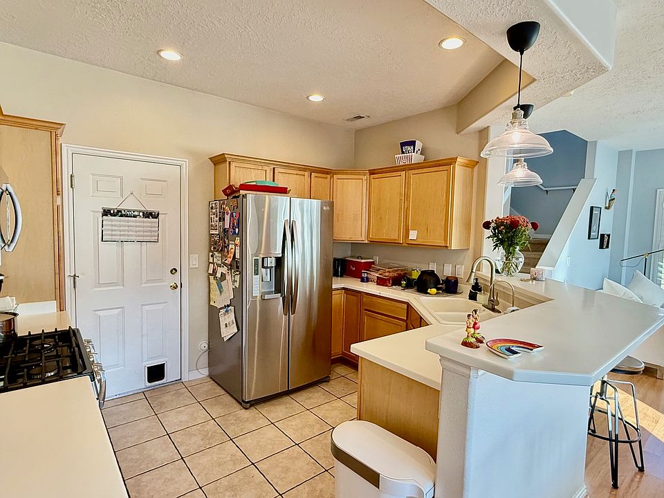 Large Kitchen with bar