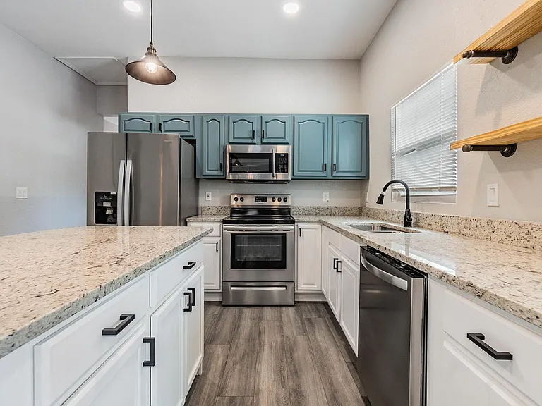 2321 W Green St — Photo 13