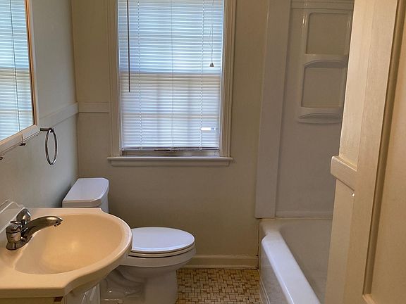 4th image of 7213 Wyandotte St #7213