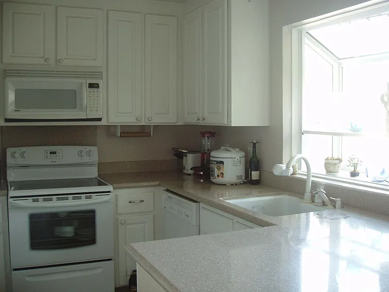 855 Cabot Ln — Photo 1