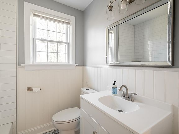 5th image of 2102 Oakwood Ln