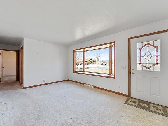 4th image of 200 E Minnehaha Ave
