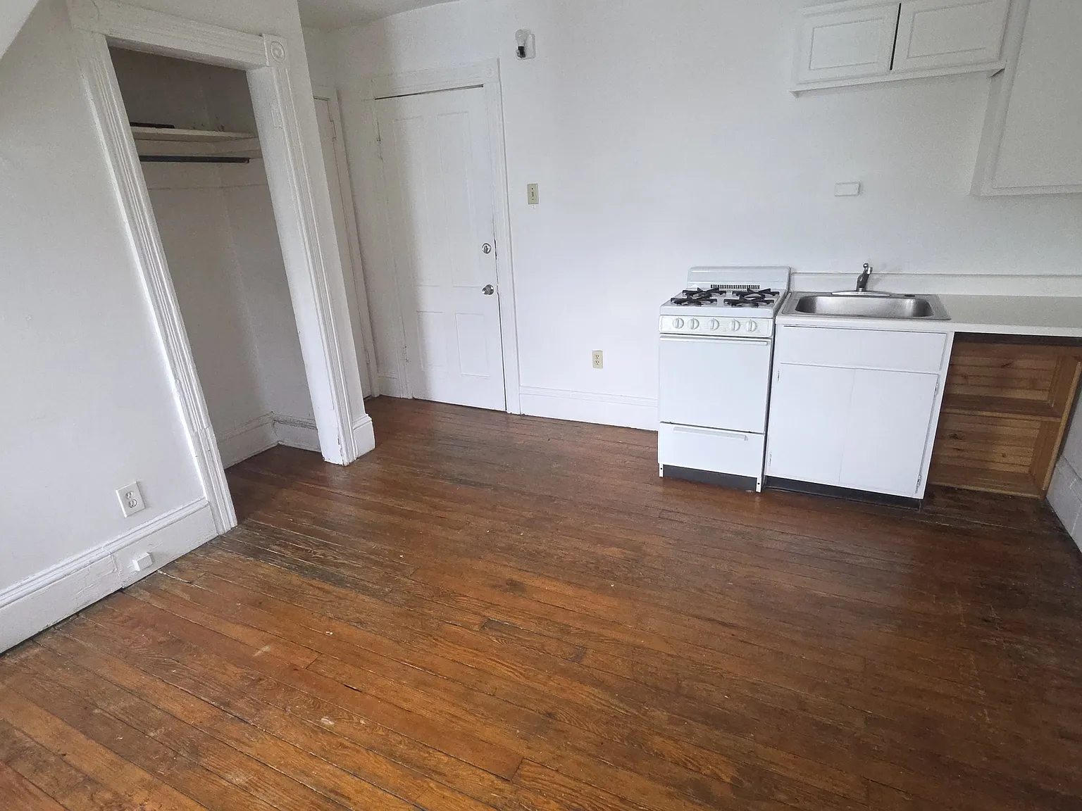 Studio, $700 — Photo 3
