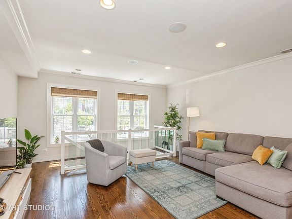 3rd image of 1754 W Wellington Ave APT 1W