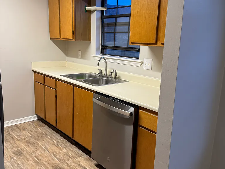 200 Prince Dr #1 — Photo 5