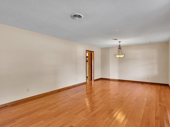 2nd image of 1505 Woodbury Ct