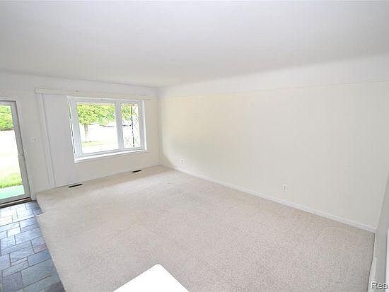 4th image of 28842 James Dr #1