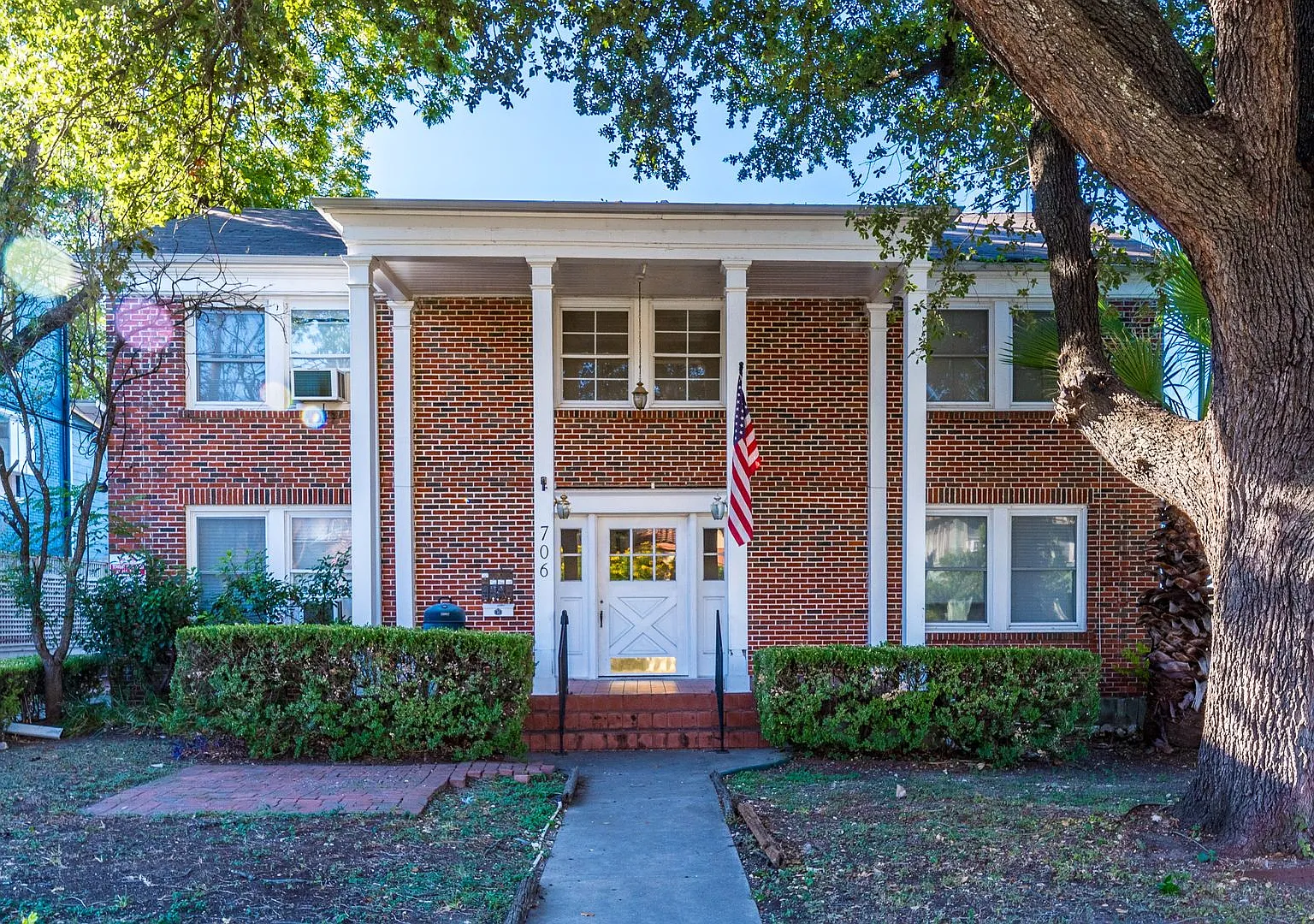 All Appliances, Washer & Dryer, Secure Building AND off street parking in Alta Vista! — Photo 2