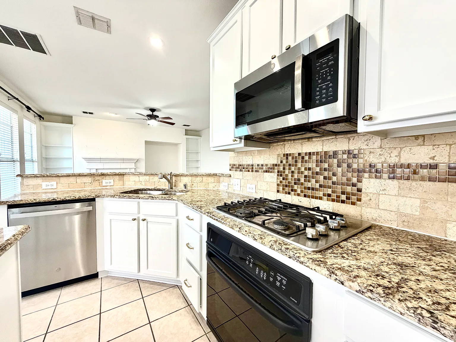 3 bed, 2341 sqft, $3,250 — Photo 3