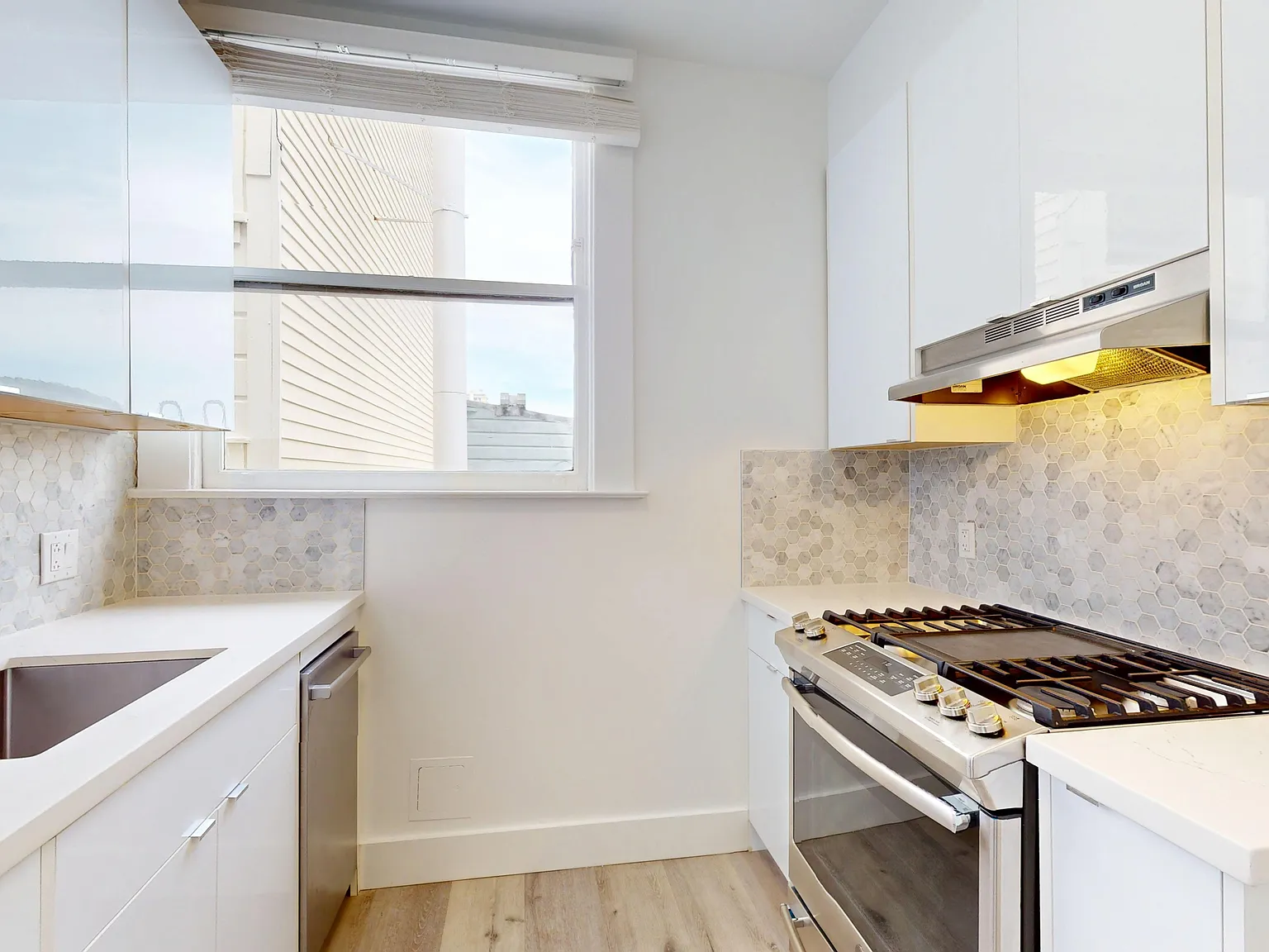 Top Floor Studio - 1055 Mason Street #16 - Laundry In Unit - Remodeled Kitchen — Photo 2