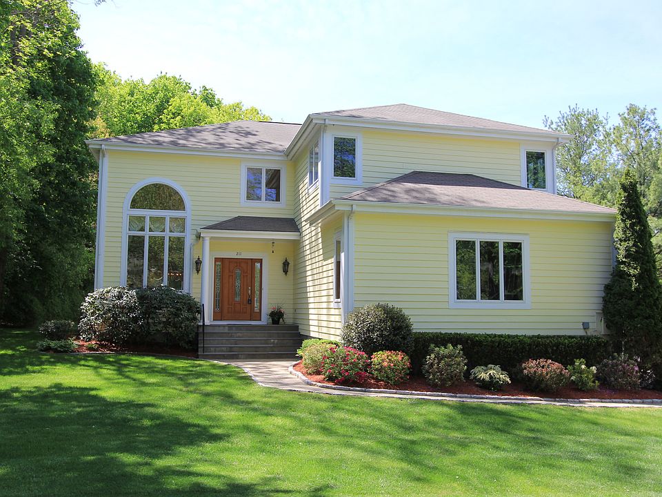 1st image of 211 Benjamin Blvd
