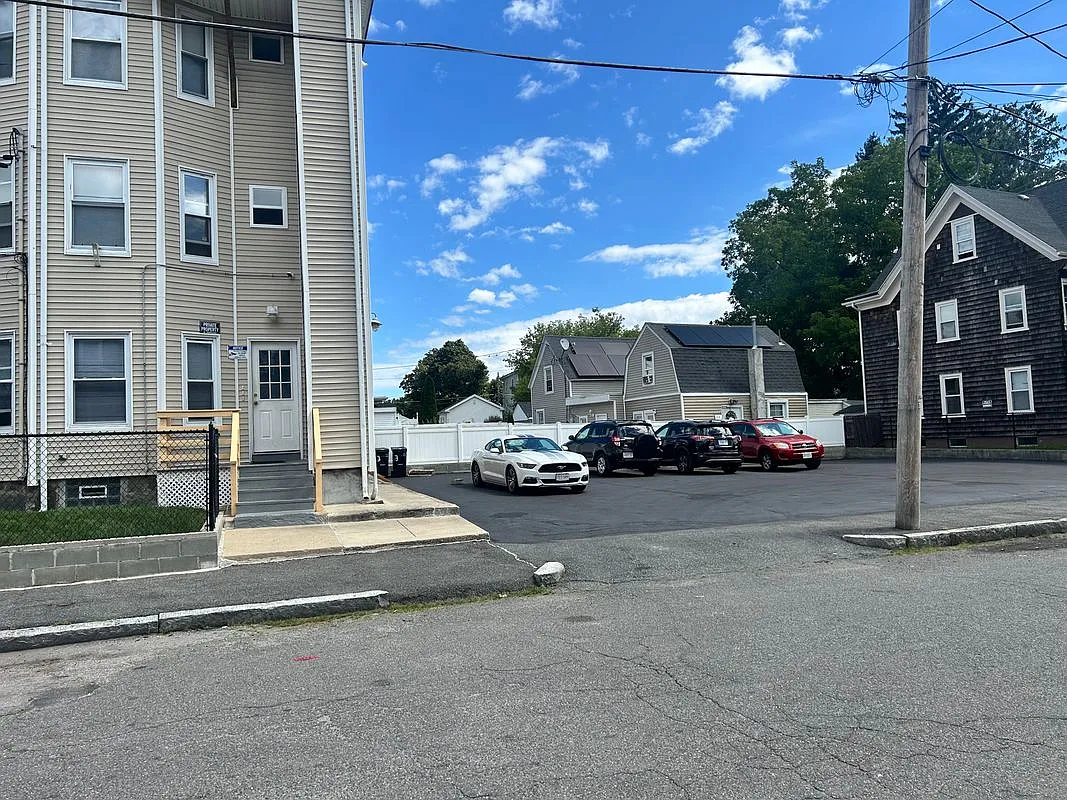 3 bed, 1.0 bath, 1100 sqft, $2,800 — Photo 2