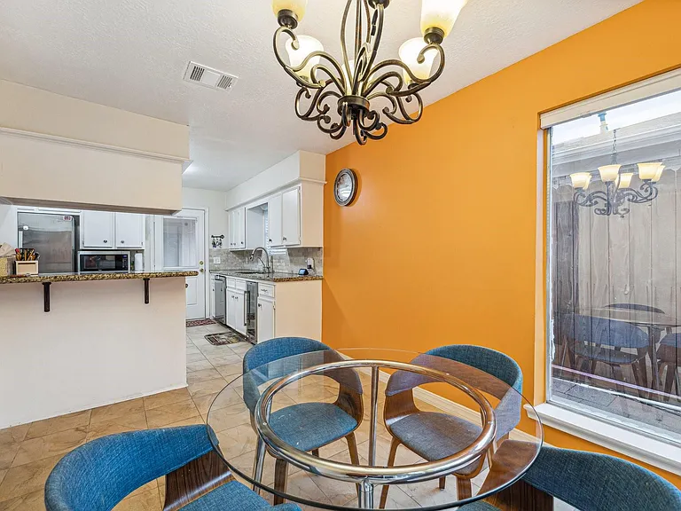 910 Coachlight Dr — Photo 10
