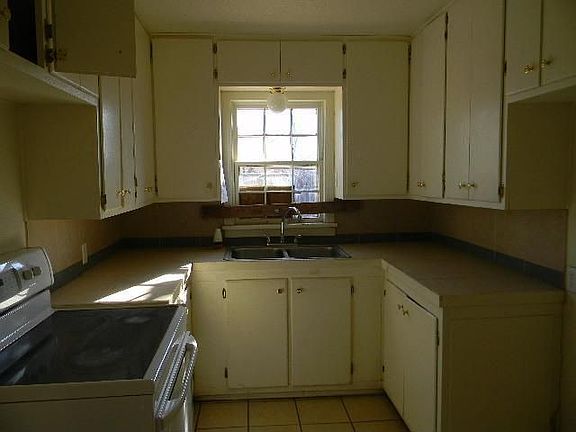 3rd image of 919 W 17th St
