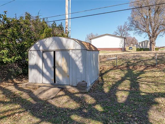 5th image of 3321 Linda Ln