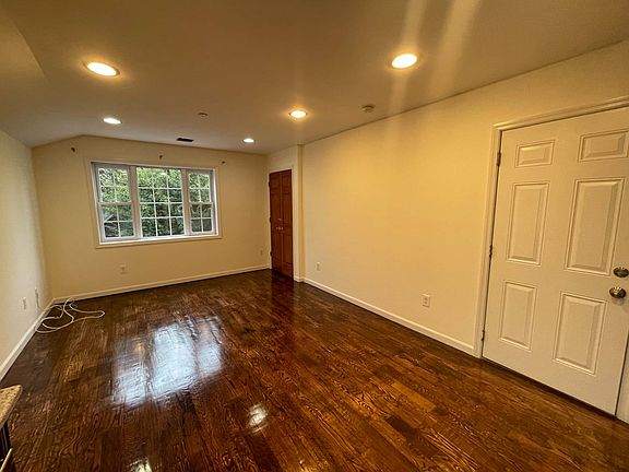 5th image of 2723 Hering Ave