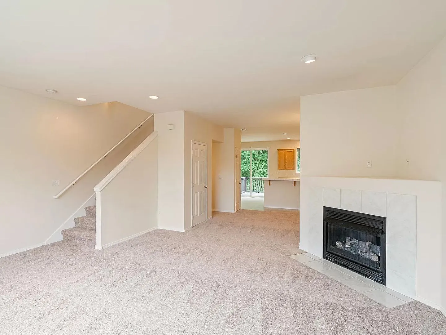 9215 Sw Sweek Drive - Move-In Special 1/2 Off First Month's Rent! Exceptional Townhome — Photo 4