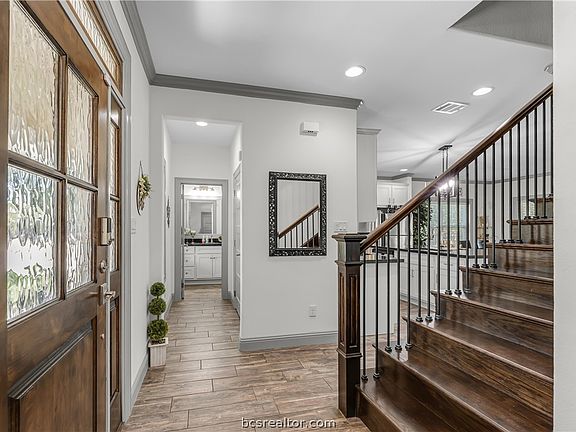 4th image of 401 Edward St