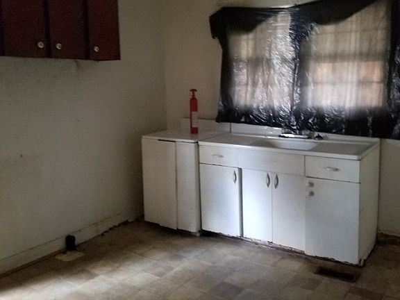 3rd image of 708 W Main St