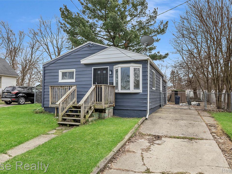 1st image of 657 Barrie Ave