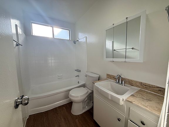 5th image of 4855 Lexington Ave #13