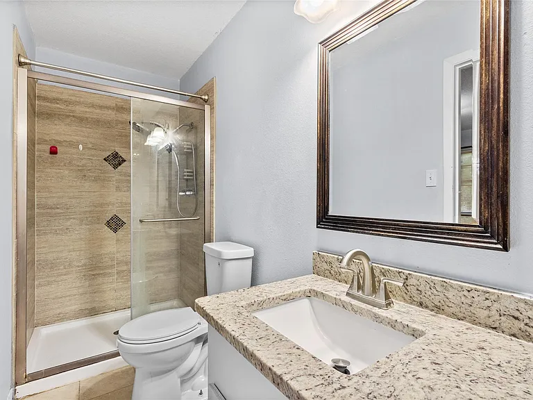 416 E Myrtle St — Photo 16