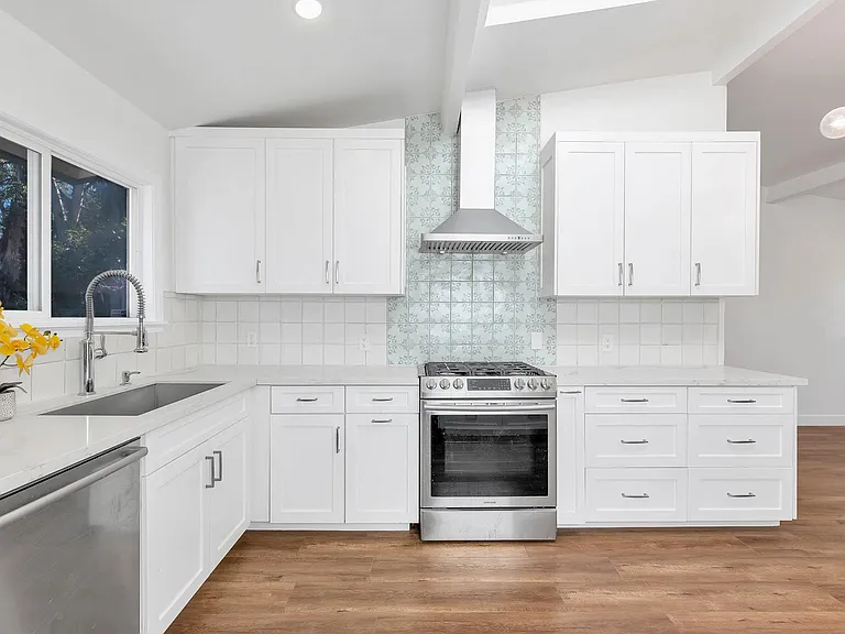 5338 Campo Rd — Photo 3