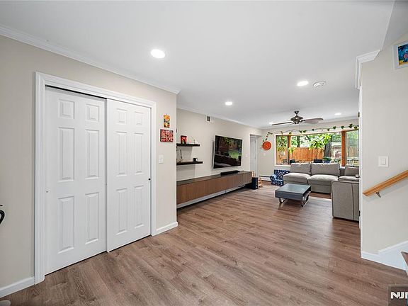 3rd image of 1 Hazley Ct