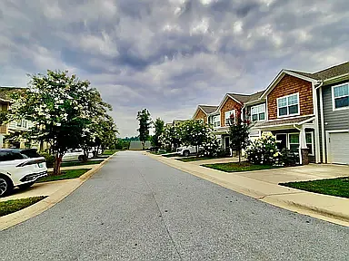 3 bed, 2.5 bath, 1405 sqft, $1,995 — Photo 2