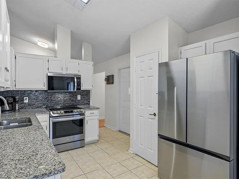 11179 Bentley Trace Ln E — Photo 2