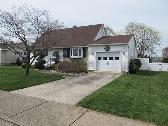 3rd image of 2116 Blossom Ln