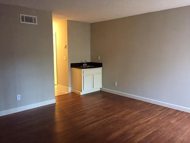 Living Room w/wet bar.