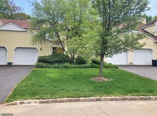 100 Carriage Ln #100, Newton, NJ 07860