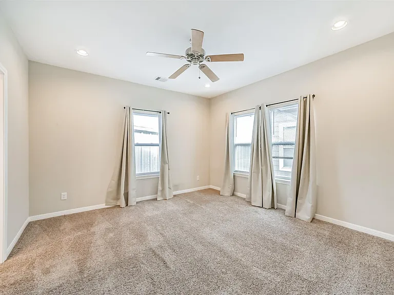 5305 Avenue J — Photo 12