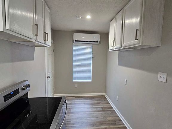 3rd image of 2926 E 19th St