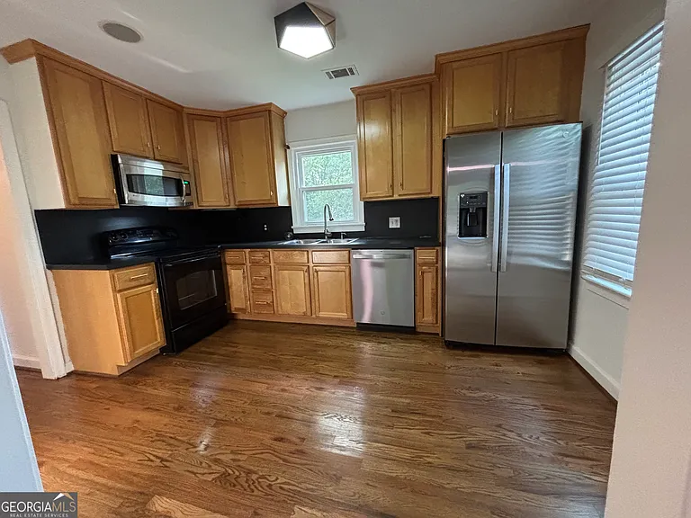 1920 Linwood Ave — Photo 3
