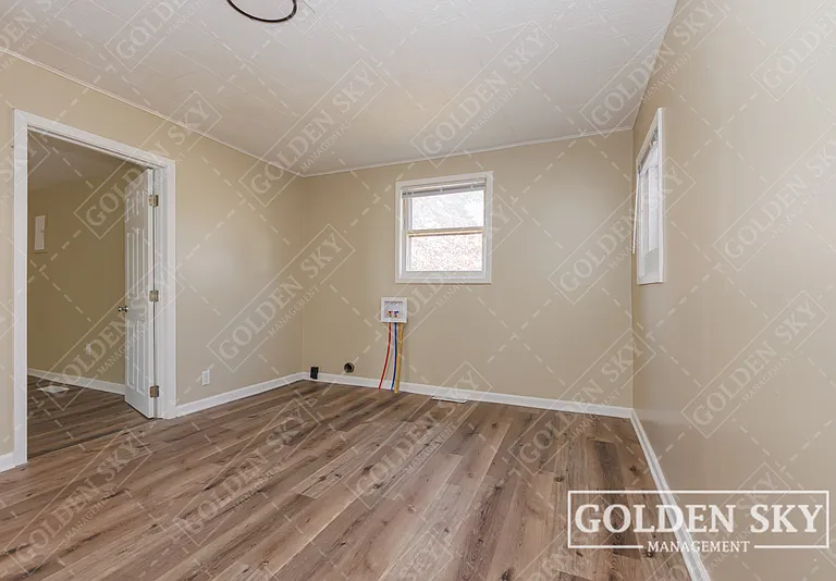 2915 S Vine St — Photo 7