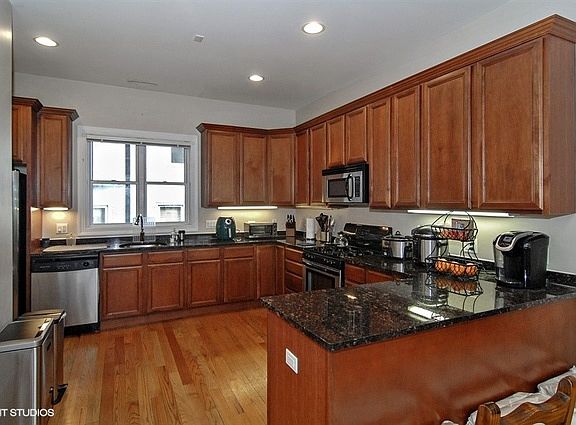 5th image of 1324 W Pratt Blvd APT 2E