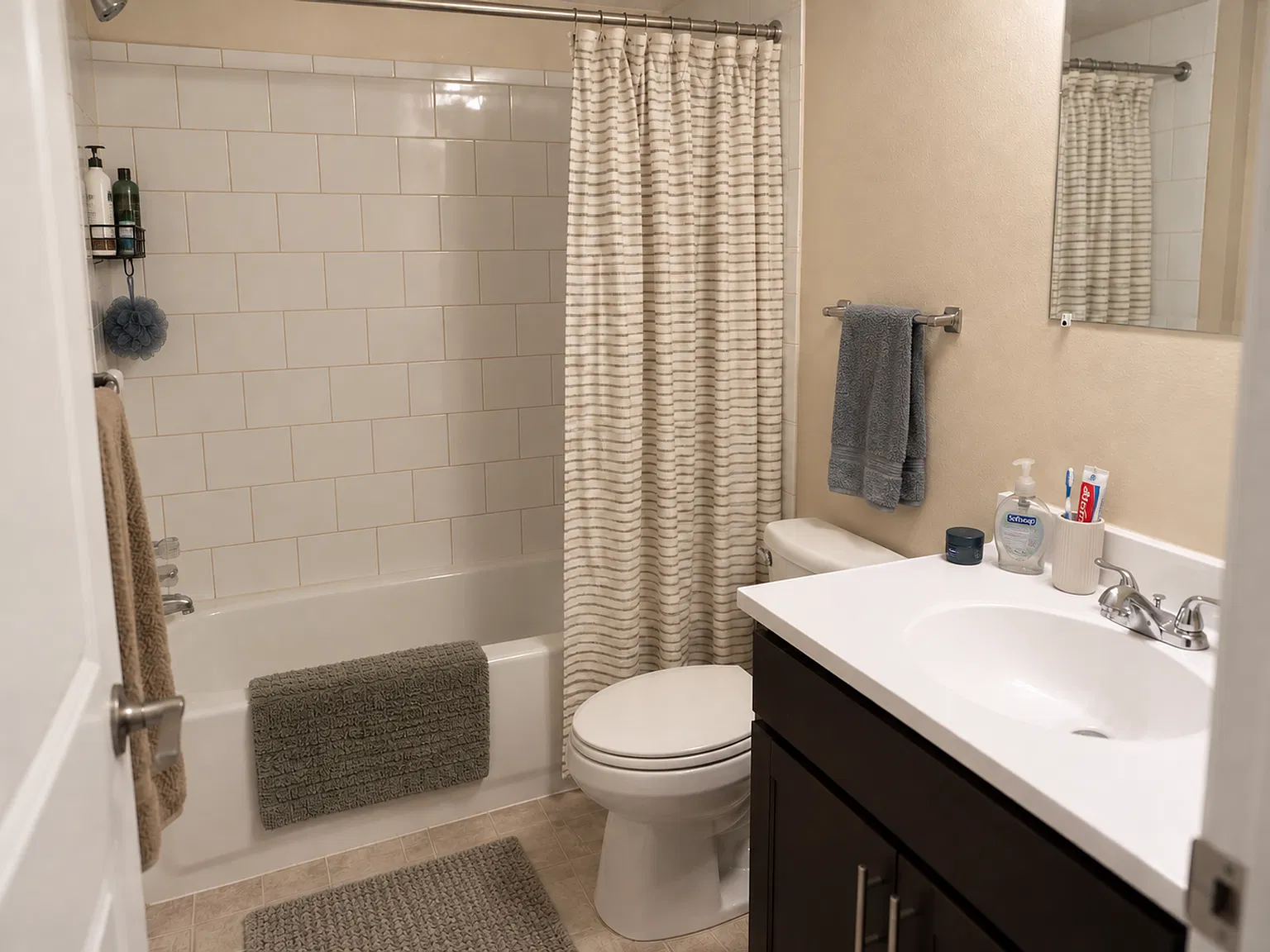 Twin Lakes Apartments — Photo 4
