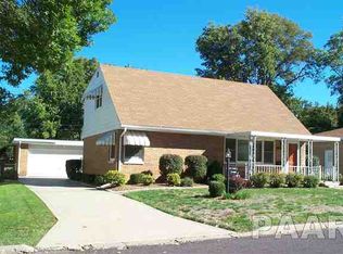 715 Oxford Ave, Pekin, IL 61554