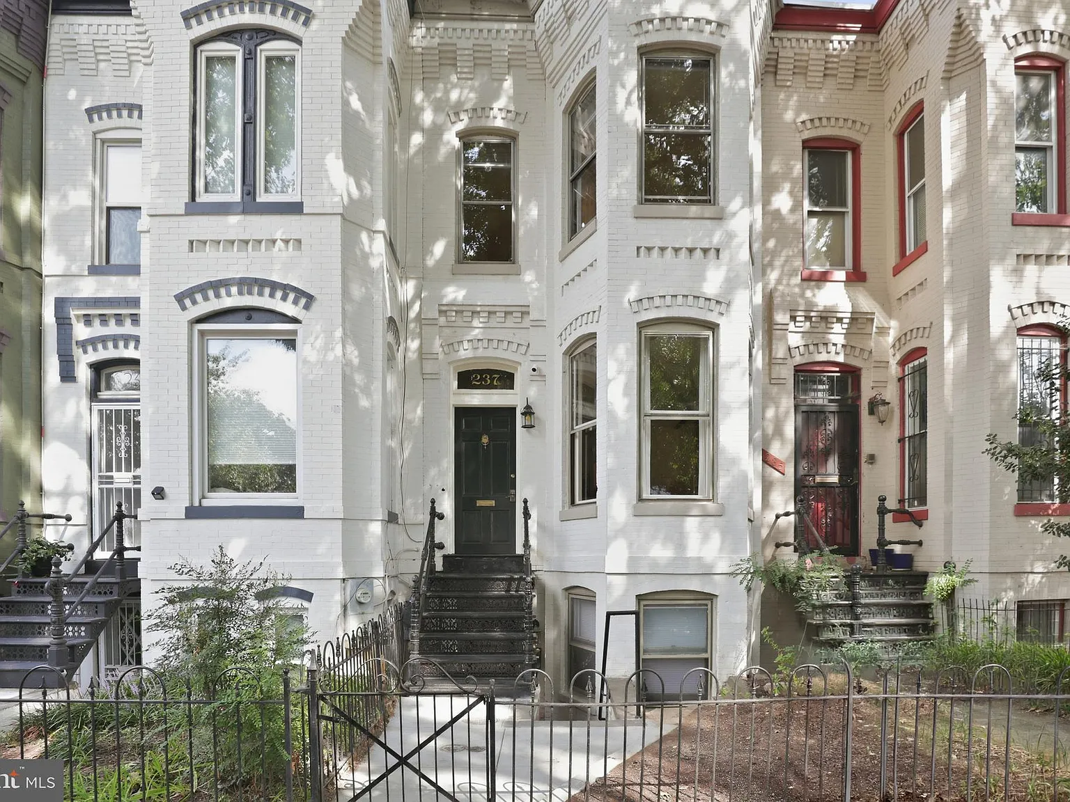1 bed, 698 sqft, $2,400 — Photo 1
