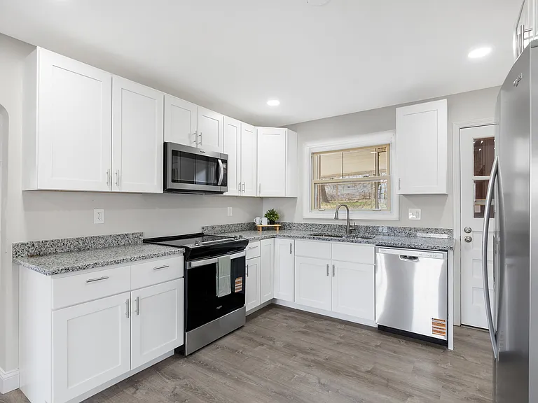 223 N Dellwood Ave — Photo 3