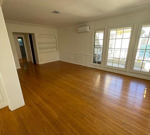 3rd image of 251 1/2 S Elm Dr