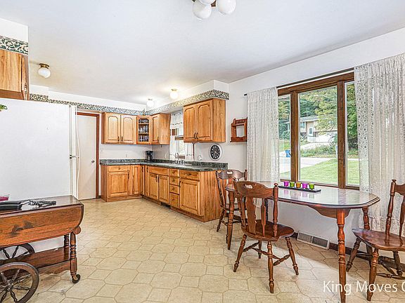 4th image of 5545 Coit Ave NE