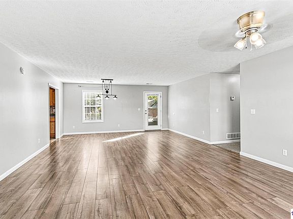 5th image of 373 Valley View Dr