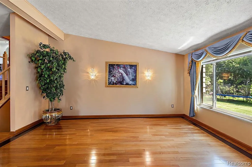 4 bed, 2.5 bath, 2284 sqft, $3,000 — Photo 3